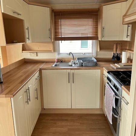 Beautiful 2-Bed Static Caravan Нютън Стюарт Екстериор снимка