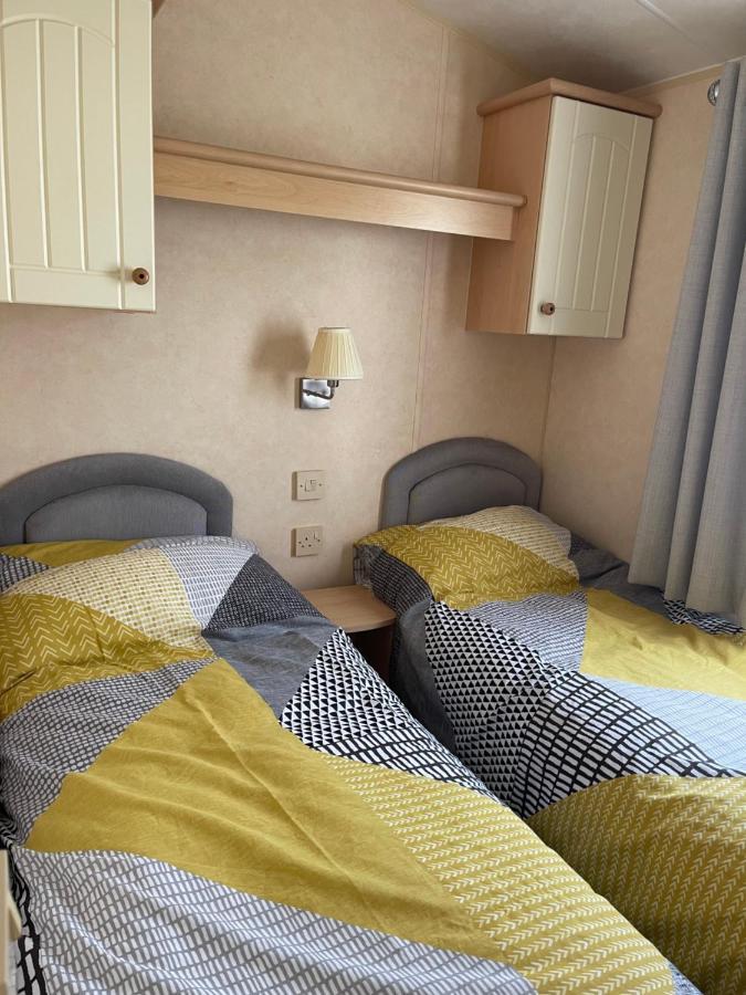 Beautiful 2-Bed Static Caravan Нютън Стюарт Екстериор снимка